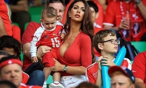 FIFA cấm quay cận cảnh các nữ CĐV bốc lửa trên khán đài