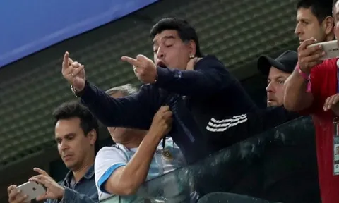 FIFA sắp trừng phạt 'ngón tay thối' của Maradona
