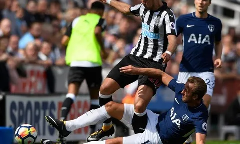 Florian Lejeune "bó bột" sau pha vào bóng của Harry Kane