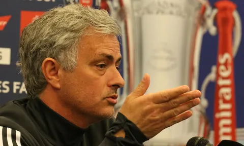Fulham ra tay giúp Man Utd đánh bại Tottenham