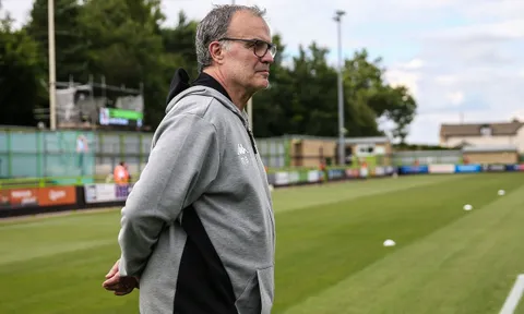 'Gã điên' Marcelo Bielsa bắt cầu thủ nhặt rác