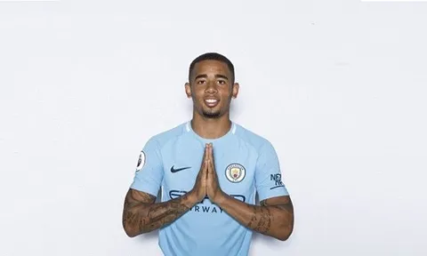 Gabriel Jesus hào hứng chụp ảnh giới thiệu mùa giải mới
