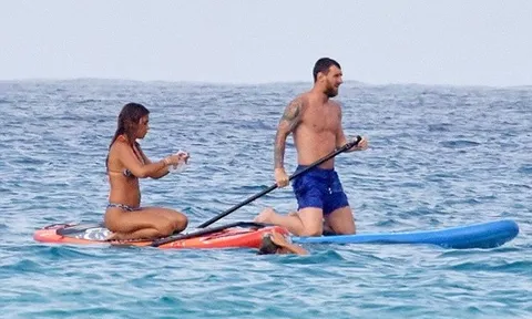Gác chuyện "thế sự", Messi khua mái chèo giữa mênh mông sóng nước