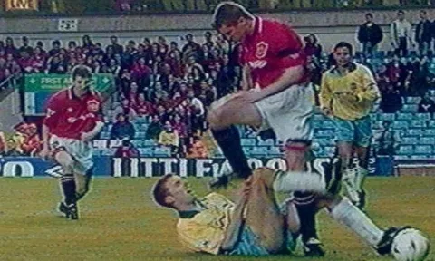 HLV trưởng ĐT Anh từng bị Roy Keane "vùi dập" như thế nào?