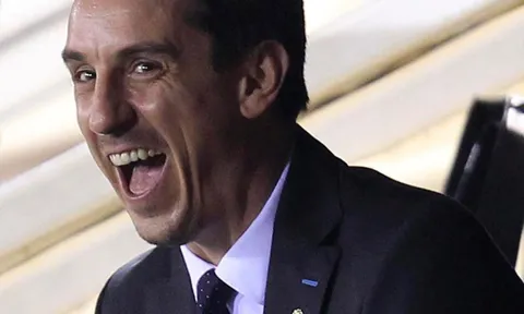 Gary Neville chế nhạo Liverpool bằng chính ‘thánh ca’ của Kopties