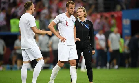 Gary Neville tiết lộ lý do Harry Kane "mất tích" trong trận đấu với Croatia
