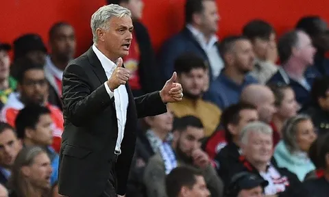 Gary Neville tiết lộ "nội tình" phòng thay đồ Man Utd