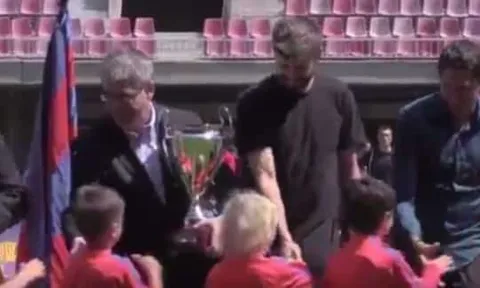 Gerard Pique bất ngờ bị fan nhí 'chơi xỏ'