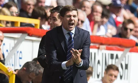 Gerrard quát tháo ầm ĩ, 10 người Rangers đánh rơi 3 điểm phút cuối