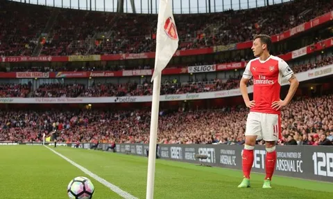 Ozil sút phạt, đến chó cũng không dám nhìn