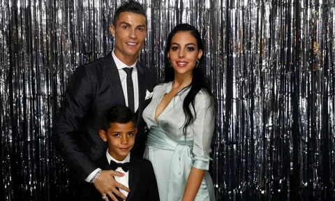 'Gỡ rối' gia đình kỳ lạ của Cristiano Ronaldo