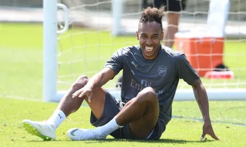 Emery trừng phạt Aubameyang vì bỏ lỡ cơ hội