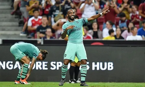 Ghi 2 bàn trong 4 phút, Lacazette chiếm trọn niềm tin của Emery