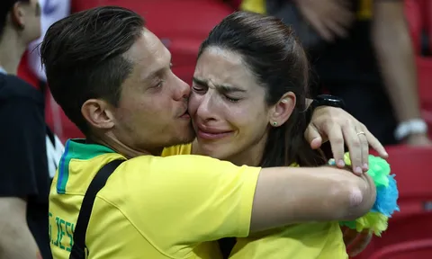 Giấc mơ World Cup khép lại: CĐV Brazil thờ thẫn, khóc ngất!