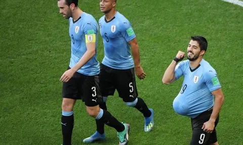 Giải mã màn ăn mừng ẩn ý của Suarez trong ngày đi vào lịch sử bóng đá Uruguay