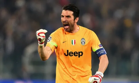 Gianluigi Buffon chơi cực kì chắc chắn trước Barcelona