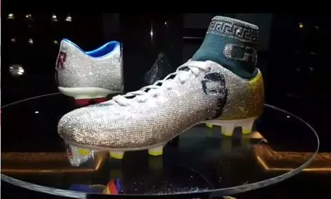 Giày của Ronaldo được trưng ở viện bảo tàng