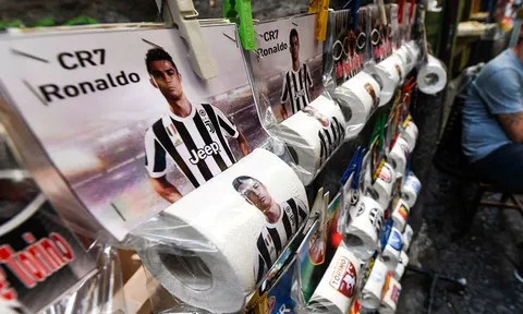 'Giấy vệ sinh... Ronaldo' đắt như tôm tươi ở Napoli