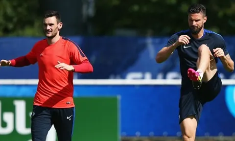 Giroud xin lỗi Courtois sau khi chọn ra thủ môn xuất sắc nhất thế giới