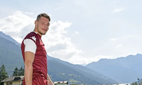 Giữa bão tin đồn, Belotti lại xuất hiện tươi rói trên sân tập của Torino