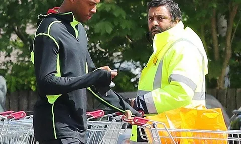 Giữa bão tin đồn, Daniel Sturridge hồn nhiên đi siêu thị