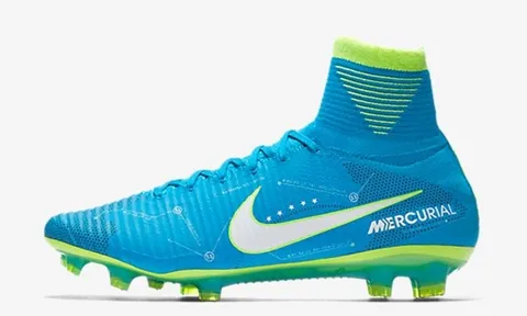 Giữa bão tin đồn, Neymar khoe giày "siêu độc"