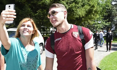 Giữa bão tin đồn, sao '100 triệu' vẫn vui vẻ tập cùng Torino