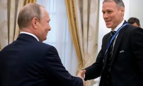 Giữa lúc Nga - Hà Lan căng thẳng, Van Basten công khai gặp gỡ Putin