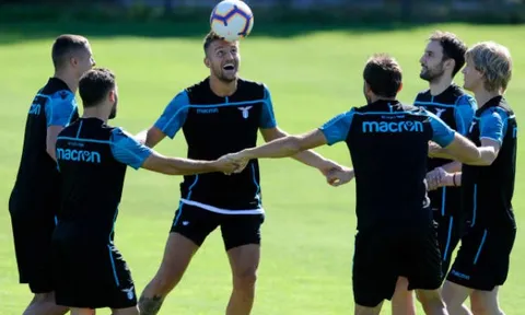 Giữa vạn tin đồn, mục tiêu của Man Utd vẫn vui vẻ tập cùng Lazio