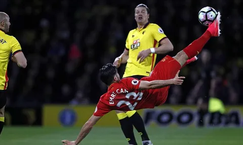 Góc siêu phẩm: Emre Can 'ngã bàn đèn' thần sầu sút tung lưới đối phương