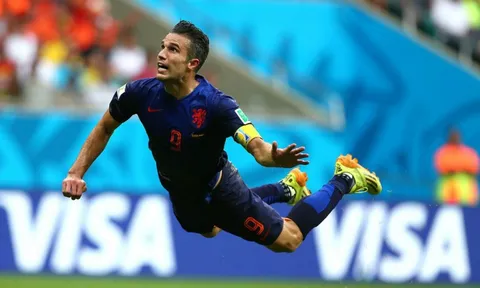 Góc siêu phẩm: Pha bay người đánh đầu bất hủ của Van Persie