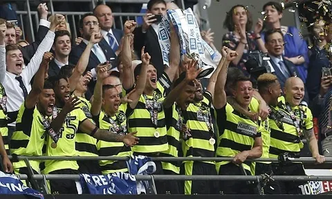 Gục ngã trên chấm phạt đền, Reading rơi nước mắt nhìn Huddersfield lên hạng