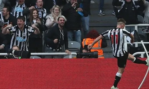 Hạ Arsenal, sao Newcastle hăng máu đá văng cột cờ
