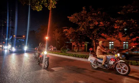 Cảnh sát hộ tống CLB Hà Nội rời sân Thiên Trường