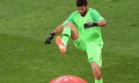 Hài hước: Liverpool thả quả bóng khổng lổ thử thách khả năng nhận biết của Alisson
