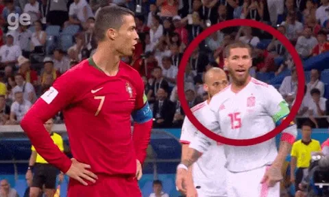 Hài hước: Ramos chỉ sai hướng khiến De Gea "ôm hận" trước Ronaldo