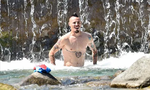 Hamsik cùng đồng đội 'khoe thân' bên dòng thác