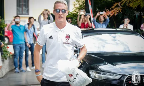Hàng HOT của Italia xuất hiện như nam thần tại Milan