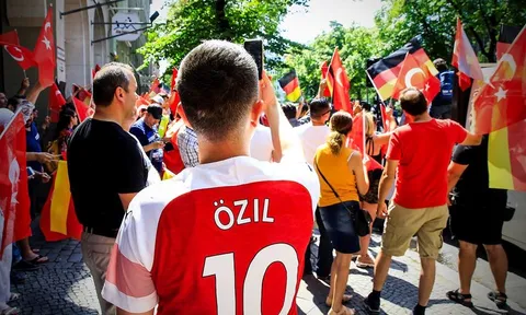 Hàng nghìn CĐV biểu tình ở Berlin ủng hộ Mesut Ozil