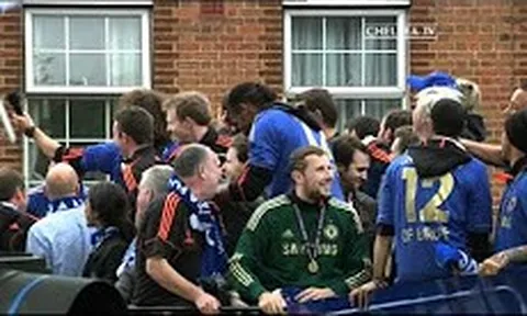 Hàng nghìn người ra đường ăn mừng chiếc cúp CL của Chelsea