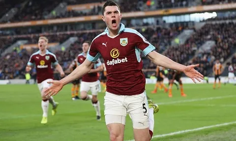 Burnley bất lực, Chelsea và Man Utd mừng thầm