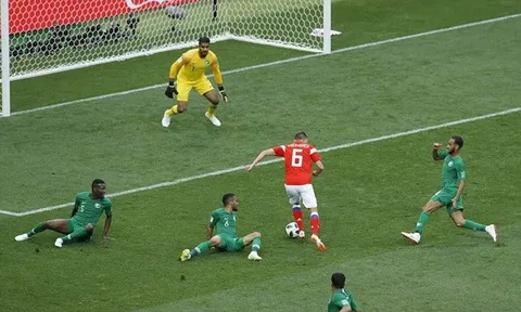 Hàng thủ Saudi Arabia biến thành những "gã hề" trước pha solo của Denis Cheryshev
