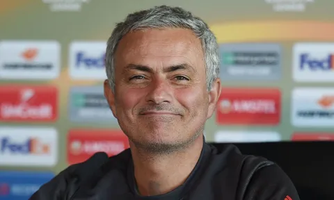 Hàng thủ tan nát, Mourinho tính chuyện 'tái xuất sân cỏ'
