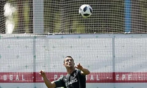 Hậu hat-trick, Ronaldo tiếp tục luyện tuyệt kĩ trên sân tập