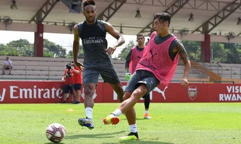 Hậu scandal, Ozil khiến Aubameyang méo mặt vì bị "nhồi đừ" trên sân tập