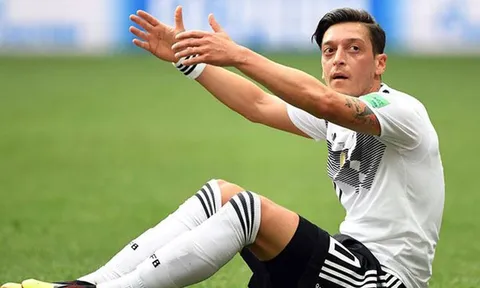Hãy căm ghét Mesut Oezil khi còn có thể