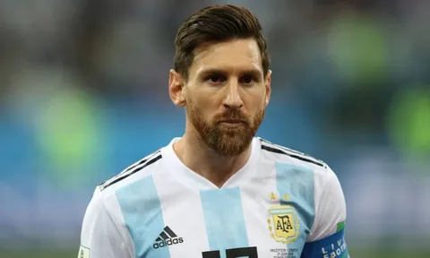 Hãy cho Messi những cái ôm thay vì gươm giáo