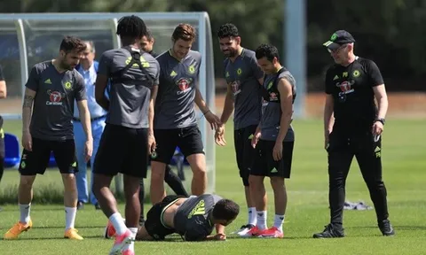Hazard bị "troll" sấp mặt trên sân tập