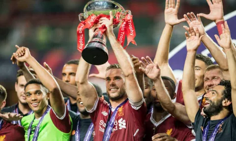 Henderson nâng cúp, Klopp cười mãn nguyện