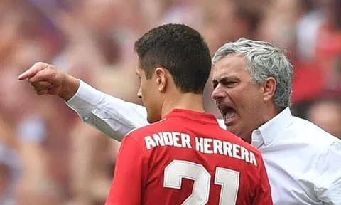 Herrera bừng tỉnh nhờ Mourinho... "sấy tóc" trong phòng thay đồ
